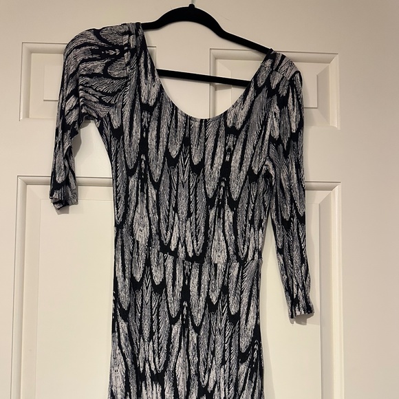 Express Quarter-Sleeve Leaves-Print Jersey Stretch Dress in Size Small - Picture 4 of 6